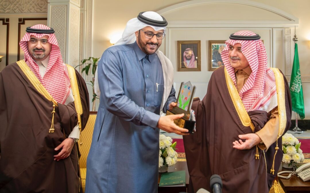 كرم سمو  أمير منطقة تبوك الأمير  فهد بن سلطان بن عبدالعزيز خلال حفل يوم البر السنوي